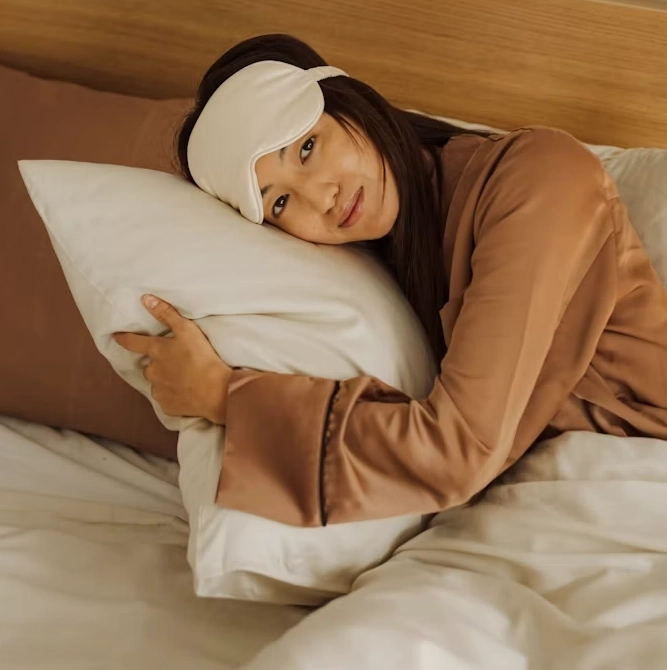 Mujer descansando con antifaz para dormir